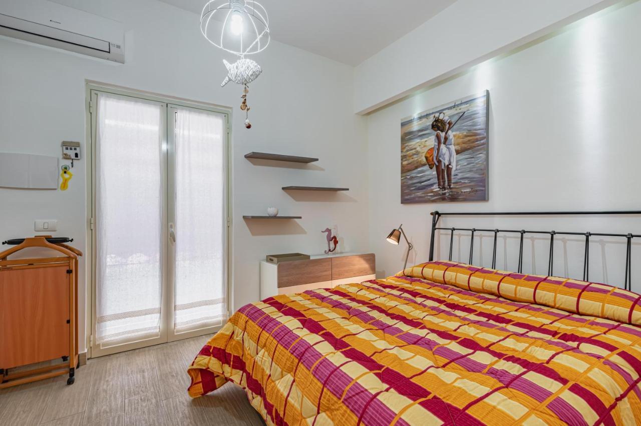Appartement Naxos Bay Flat With Terrace 50 Meters From The Sea à Giardini-Naxos Extérieur photo