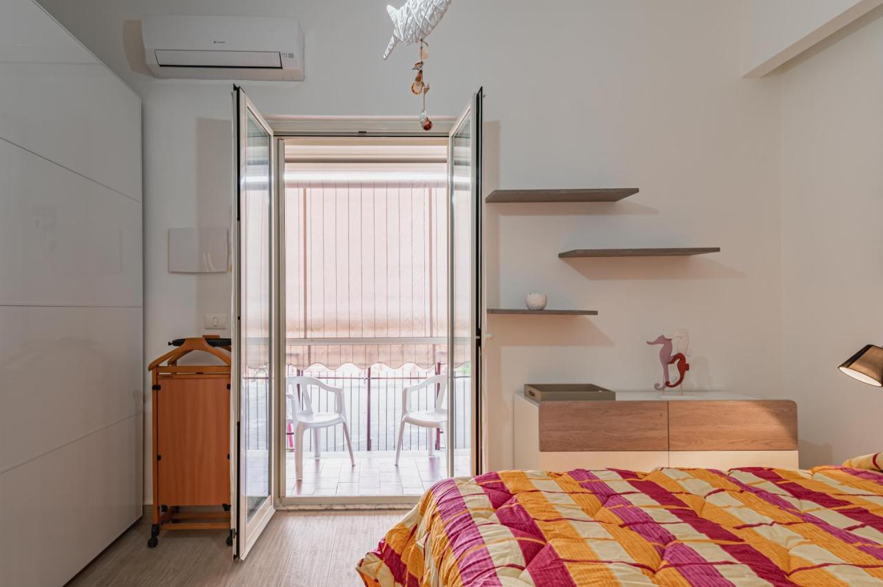 Appartement Naxos Bay Flat With Terrace 50 Meters From The Sea à Giardini-Naxos Extérieur photo